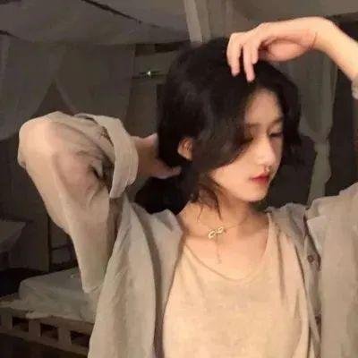 她的腰肢